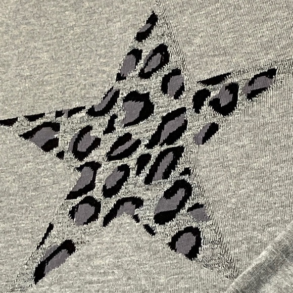 Renuar (Montreal) women’s size small Gray Knit Top with star - Picture 3 of 14